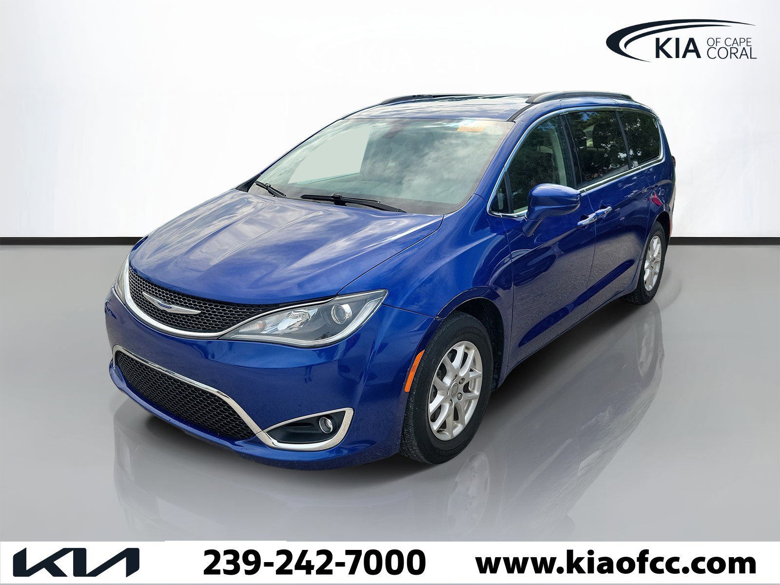 Used 2020 Chrysler Pacifica Touring FWD image 3