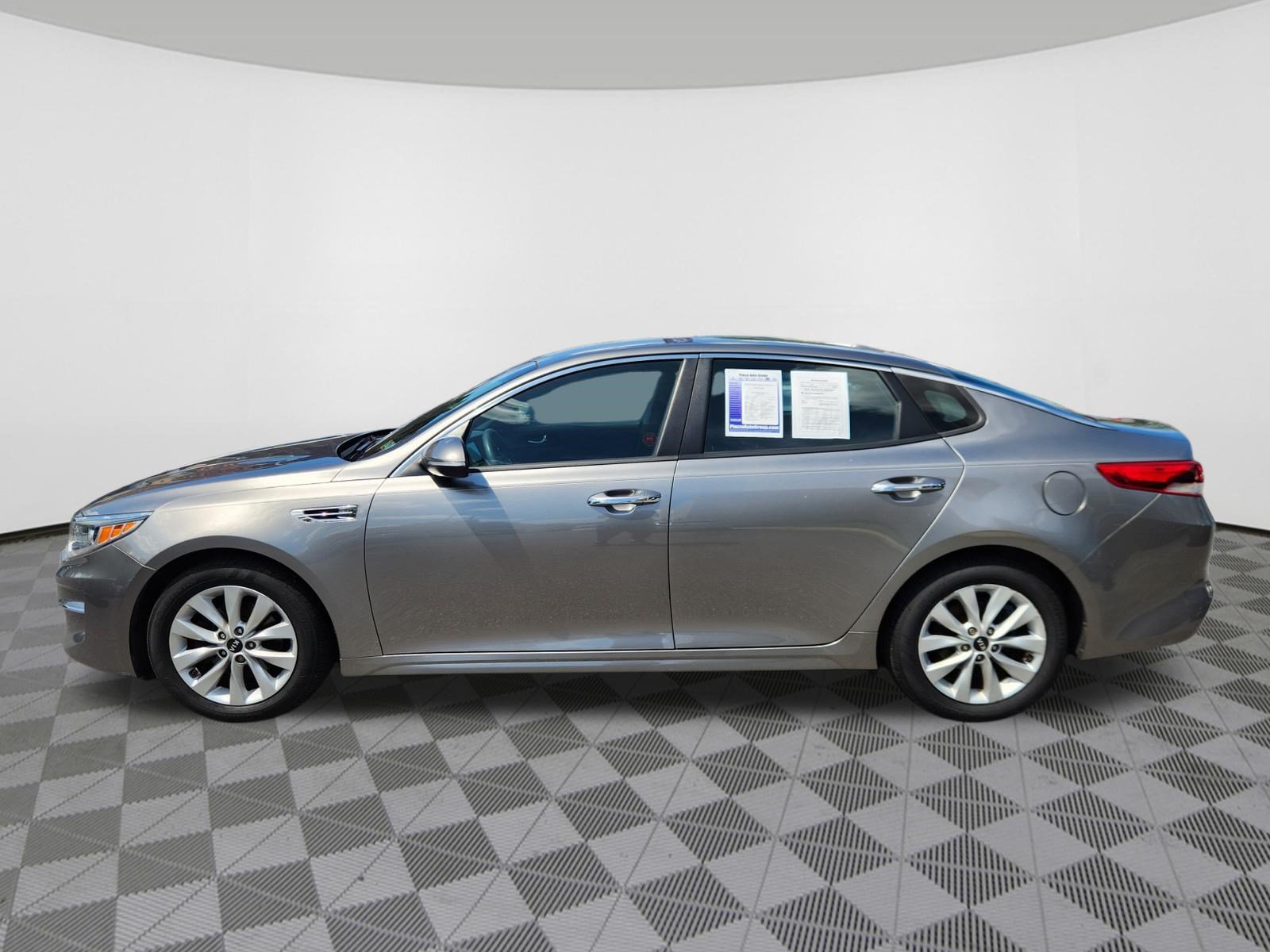 Used 2018 Kia Optima LX w/ 17" Alloy Wheels Package FWD image 5