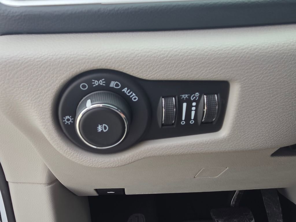 Used 2023 Chrysler Pacifica Touring-L image 11