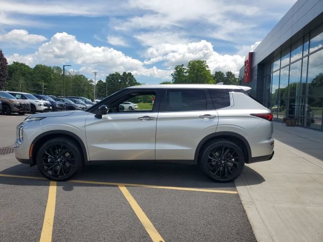 Used 2022 Mitsubishi Outlander SE FWD image 2