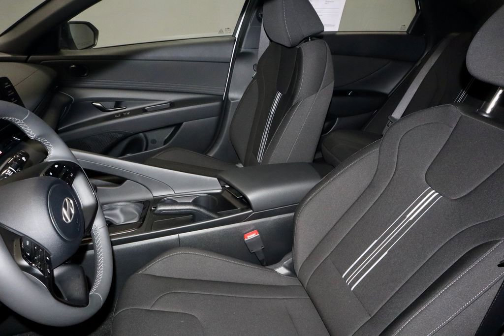 Certified 2025 Hyundai Elantra Sport image 23