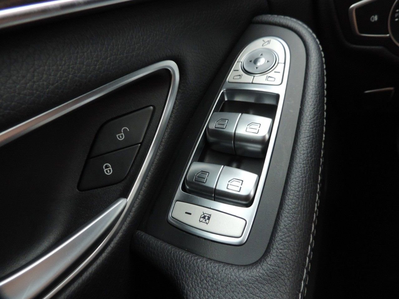 Used 2018 Mercedes-Benz C 300 Sedan image 24