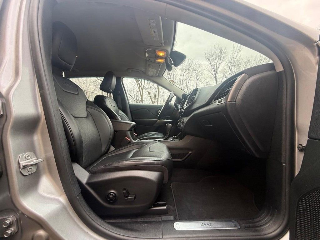 Used 2019 Jeep Cherokee Limited image 11