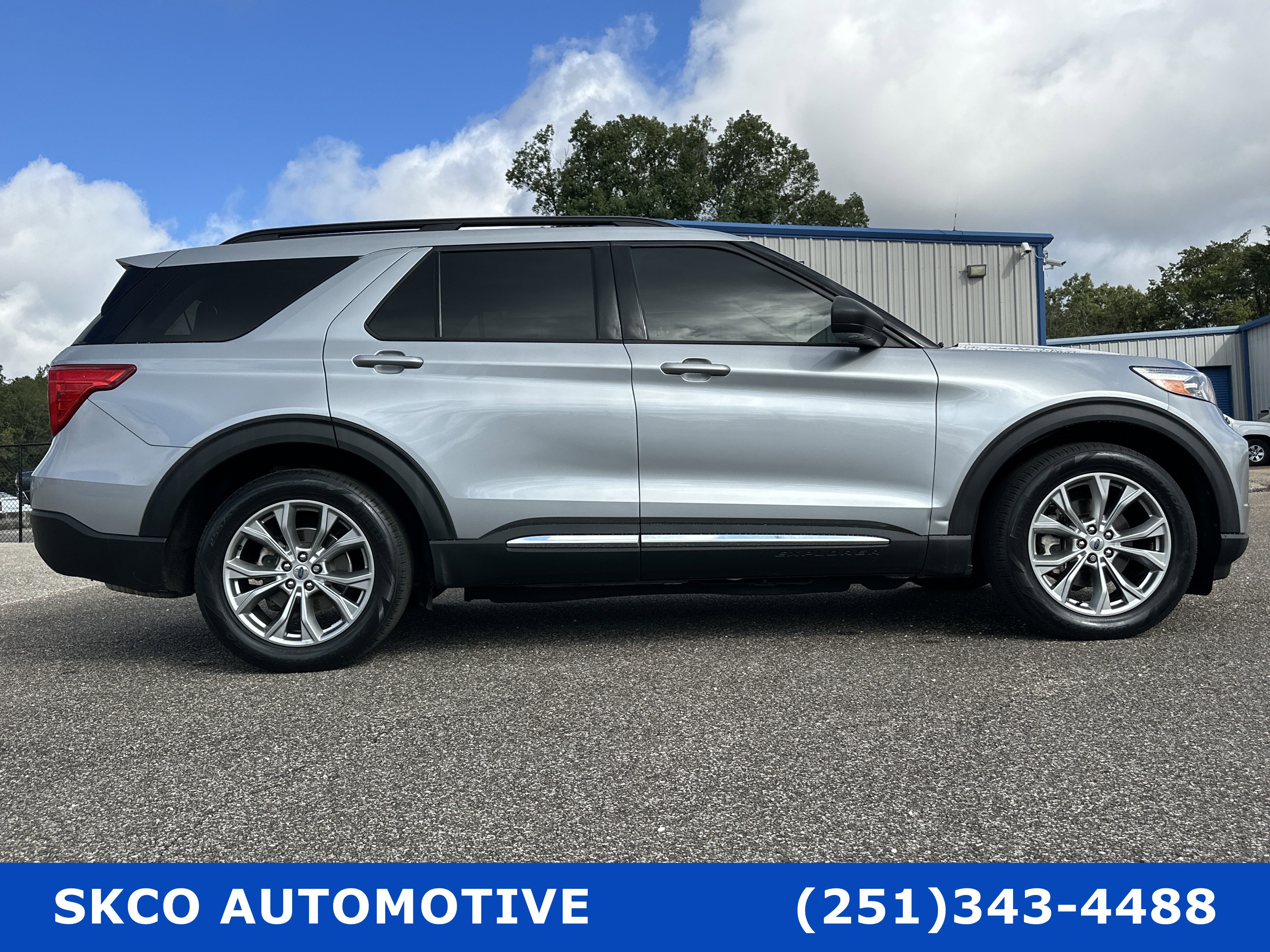 Used 2022 Ford Explorer XLT w/ Equipment Group 202A image 6
