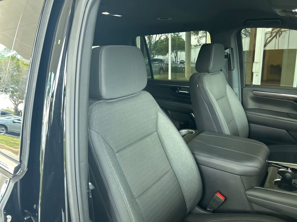 Used 2025 Chevrolet Suburban LS RWD image 21