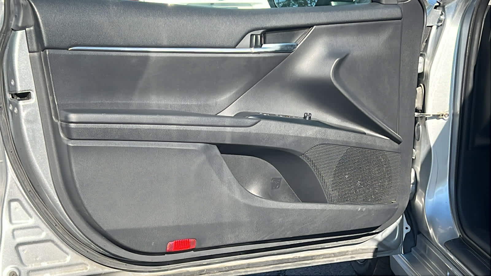 Used 2020 Toyota Camry SE w/ Sunroof Package FWD image 23