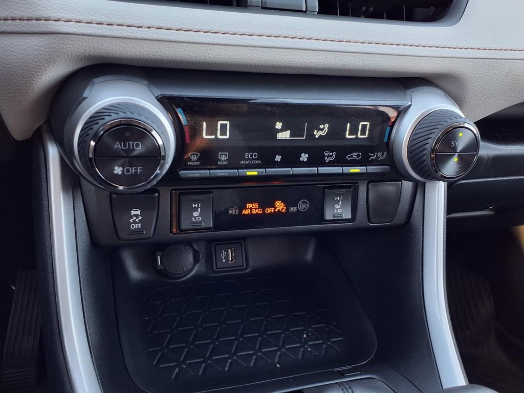 Used 2025 Toyota RAV4 XLE w/ Convenience Package image 20