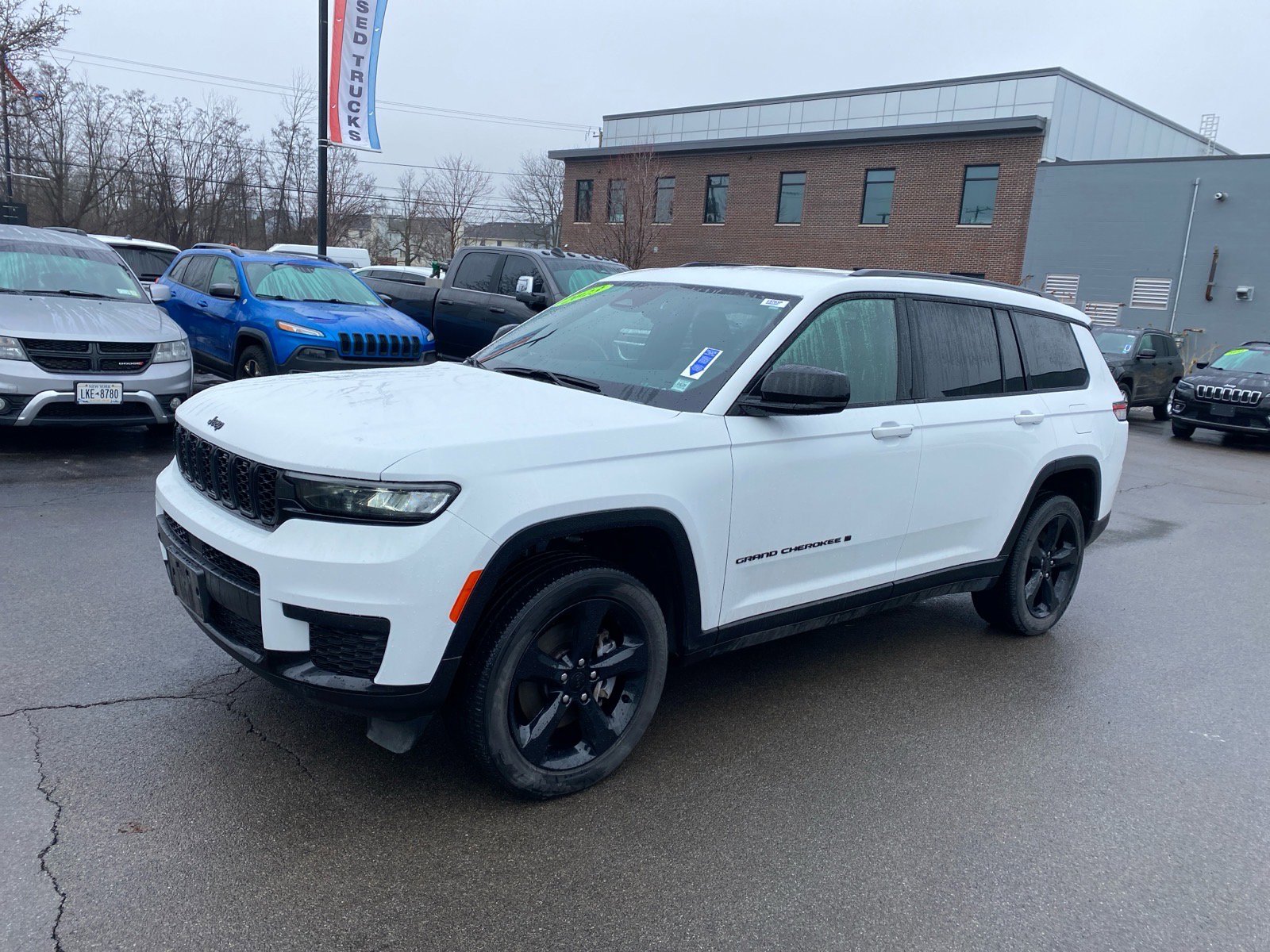 Used 2023 Jeep Grand Cherokee L Laredo AWD/4WD image 3