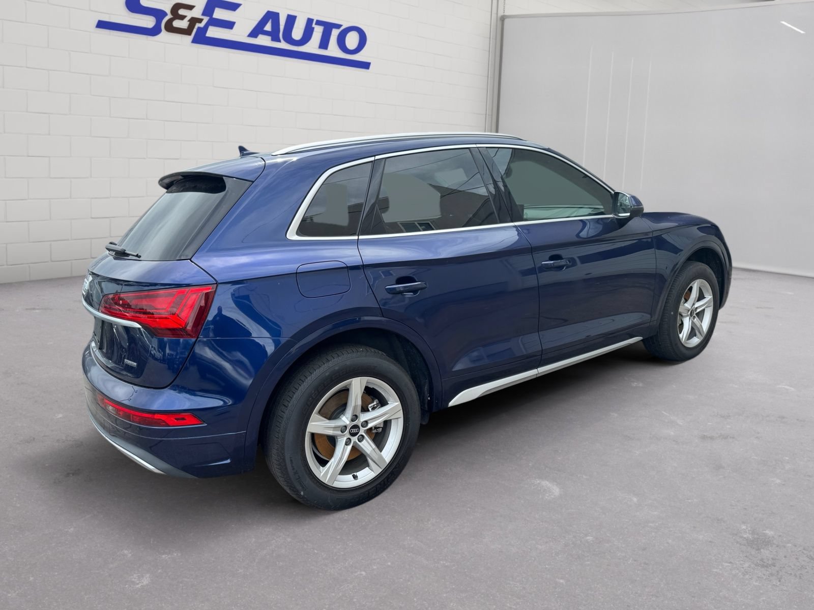 Used 2023 Audi Q5 2.0T Premium w/ Convenience Package AWD/4WD image 4