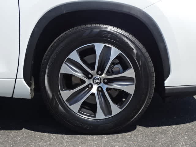 Used 2022 Toyota Highlander XLE FWD image 8