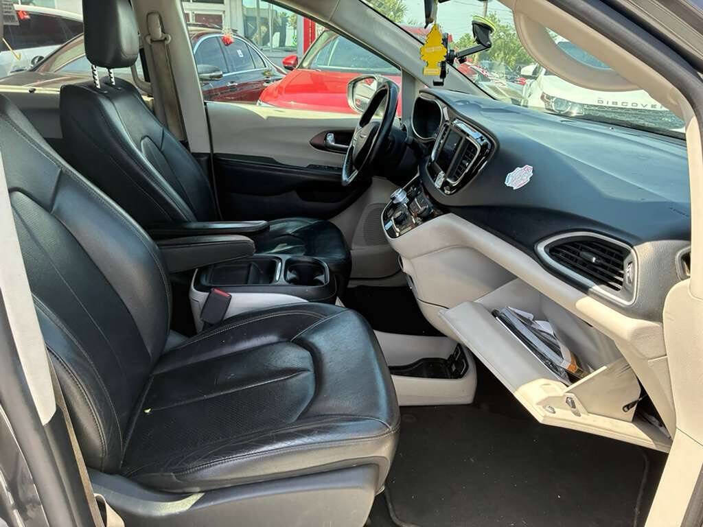 Used 2018 Chrysler Pacifica Touring-L FWD image 9