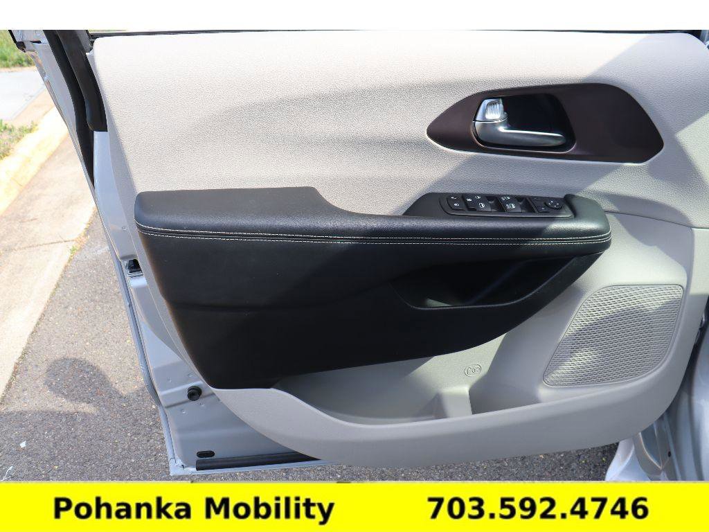 Used 2023 Chrysler Voyager LX image 22