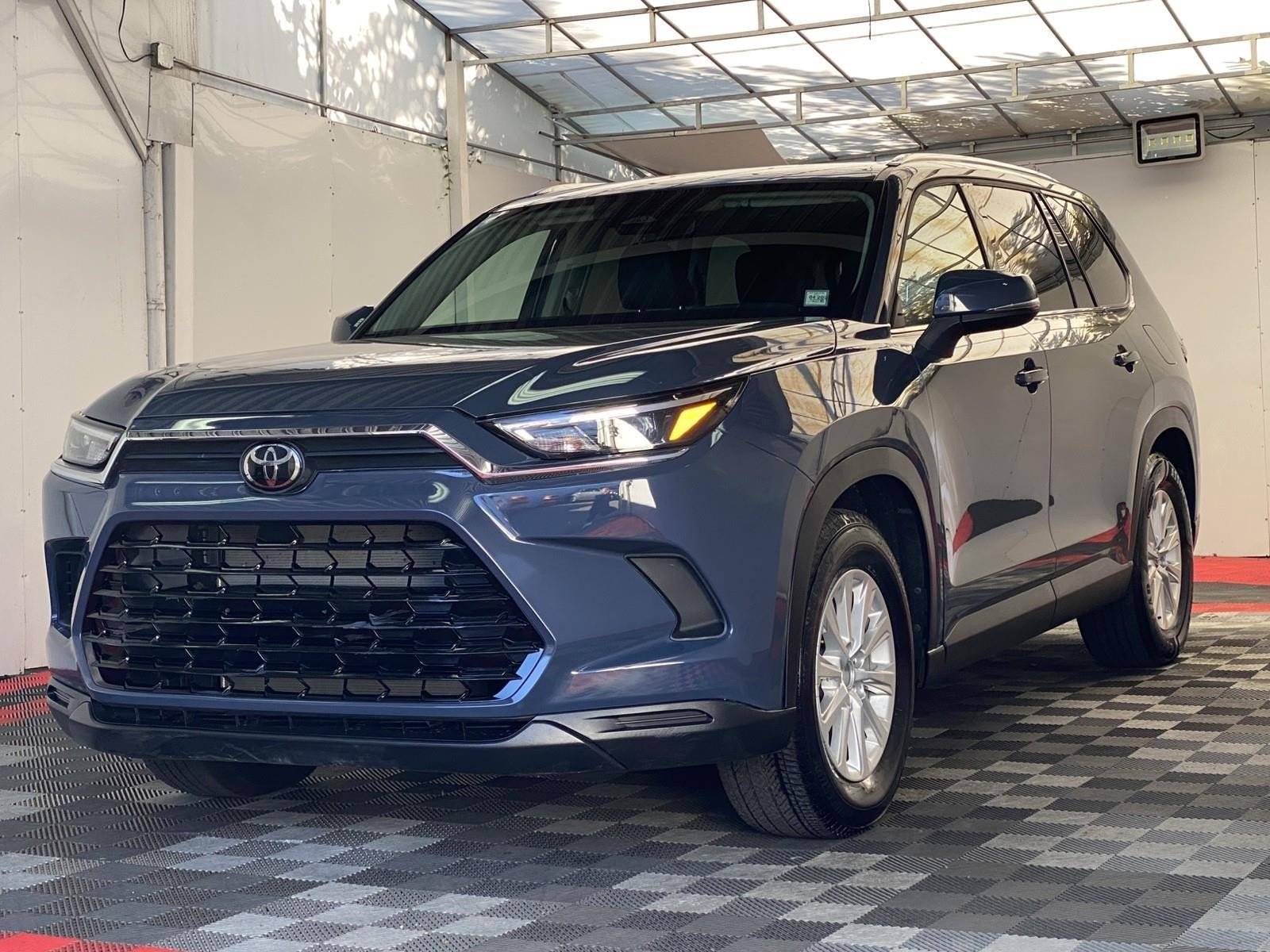 Used 2025 Toyota Grand Highlander FWD image 3