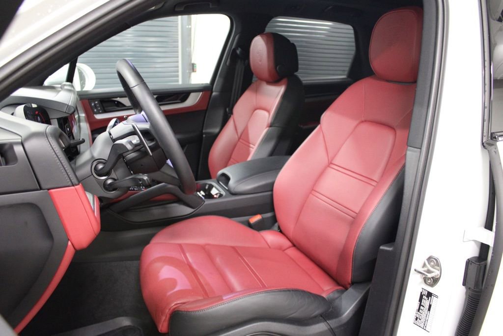 Certified 2025 Porsche Cayenne AWD/4WD image 5