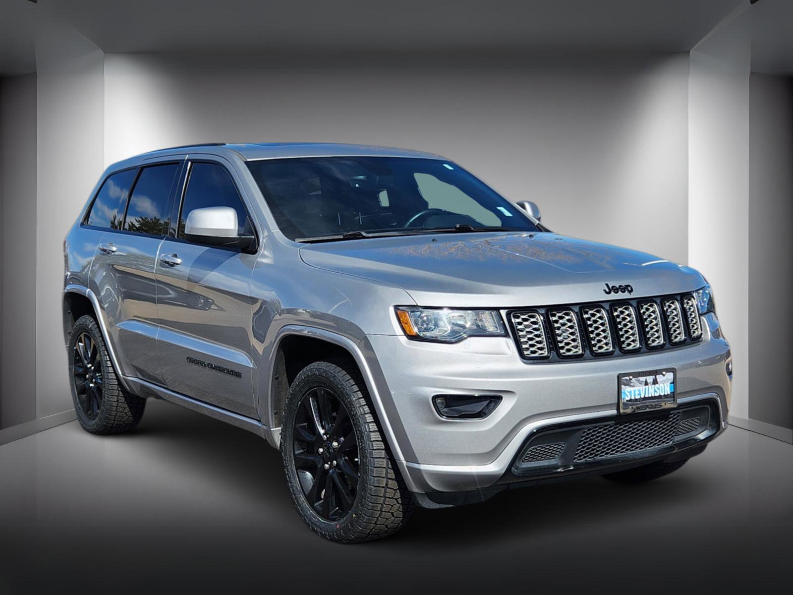 Used 2017 Jeep Grand Cherokee Altitude image 4