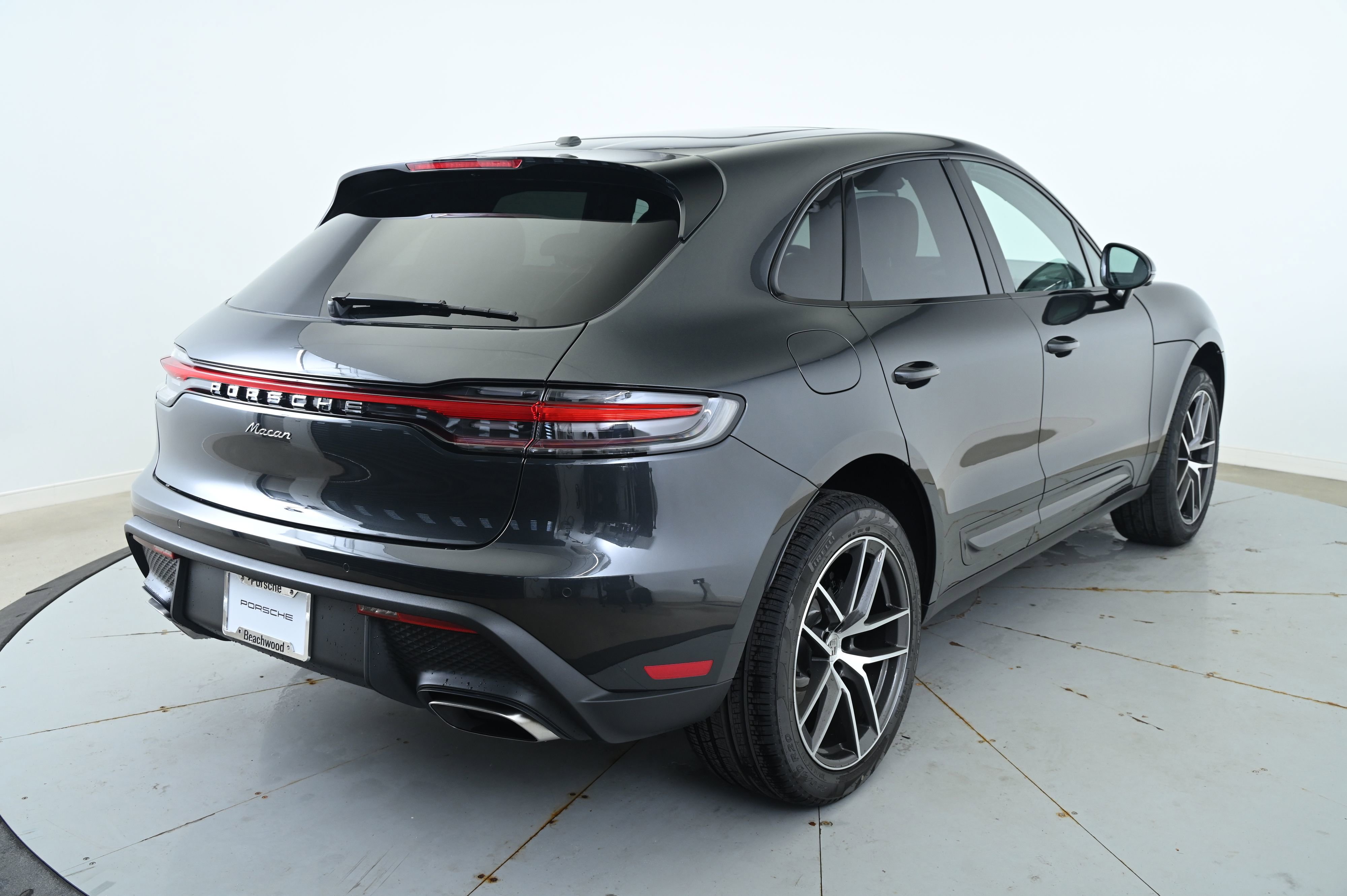 Certified 2025 Porsche Macan image 7