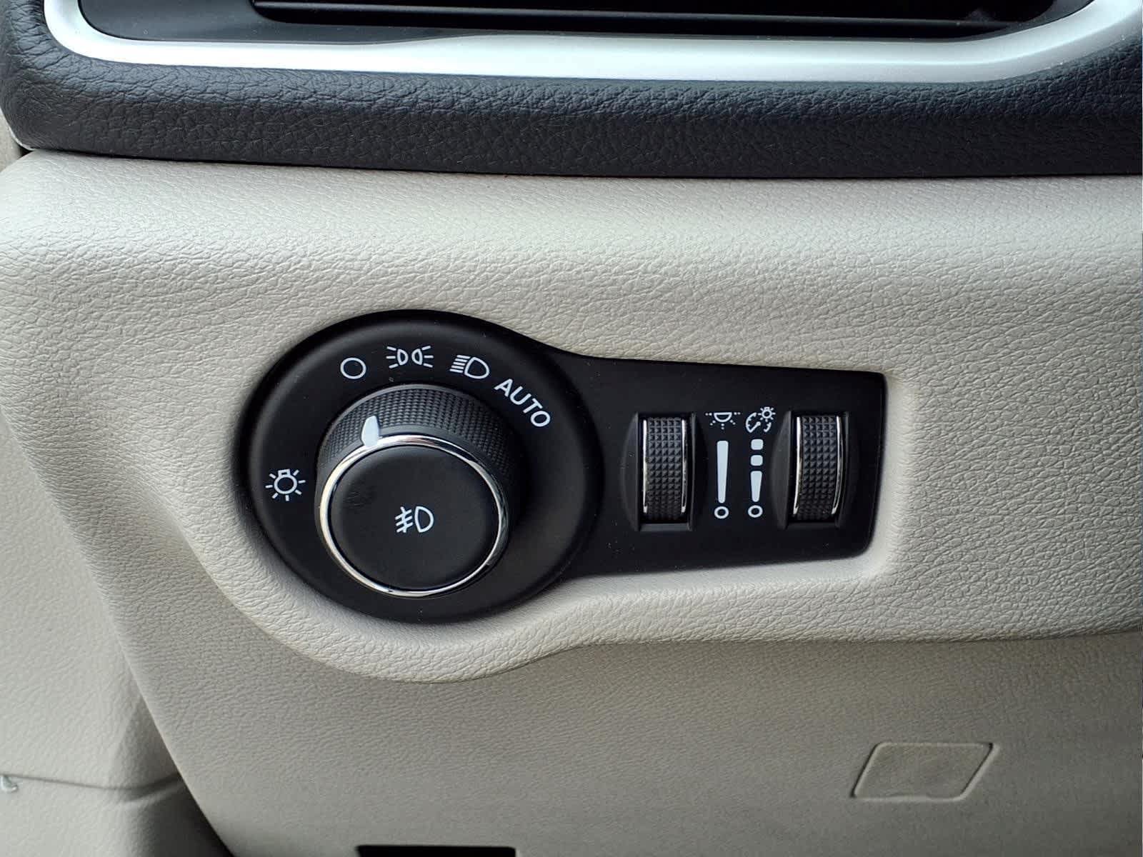 Used 2024 Chrysler Pacifica Touring-L FWD image 17
