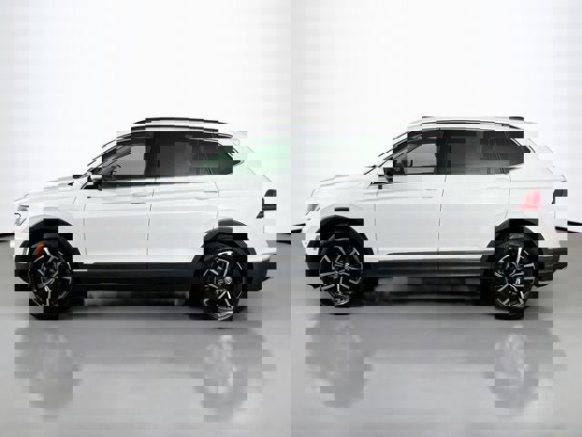 Used 2021 Volkswagen Tiguan SE image 3