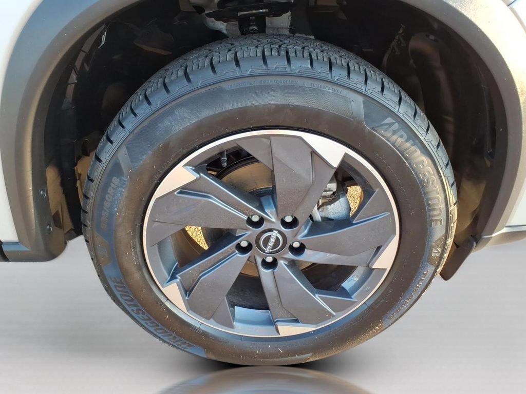 Used 2025 Nissan Rogue SV FWD image 9