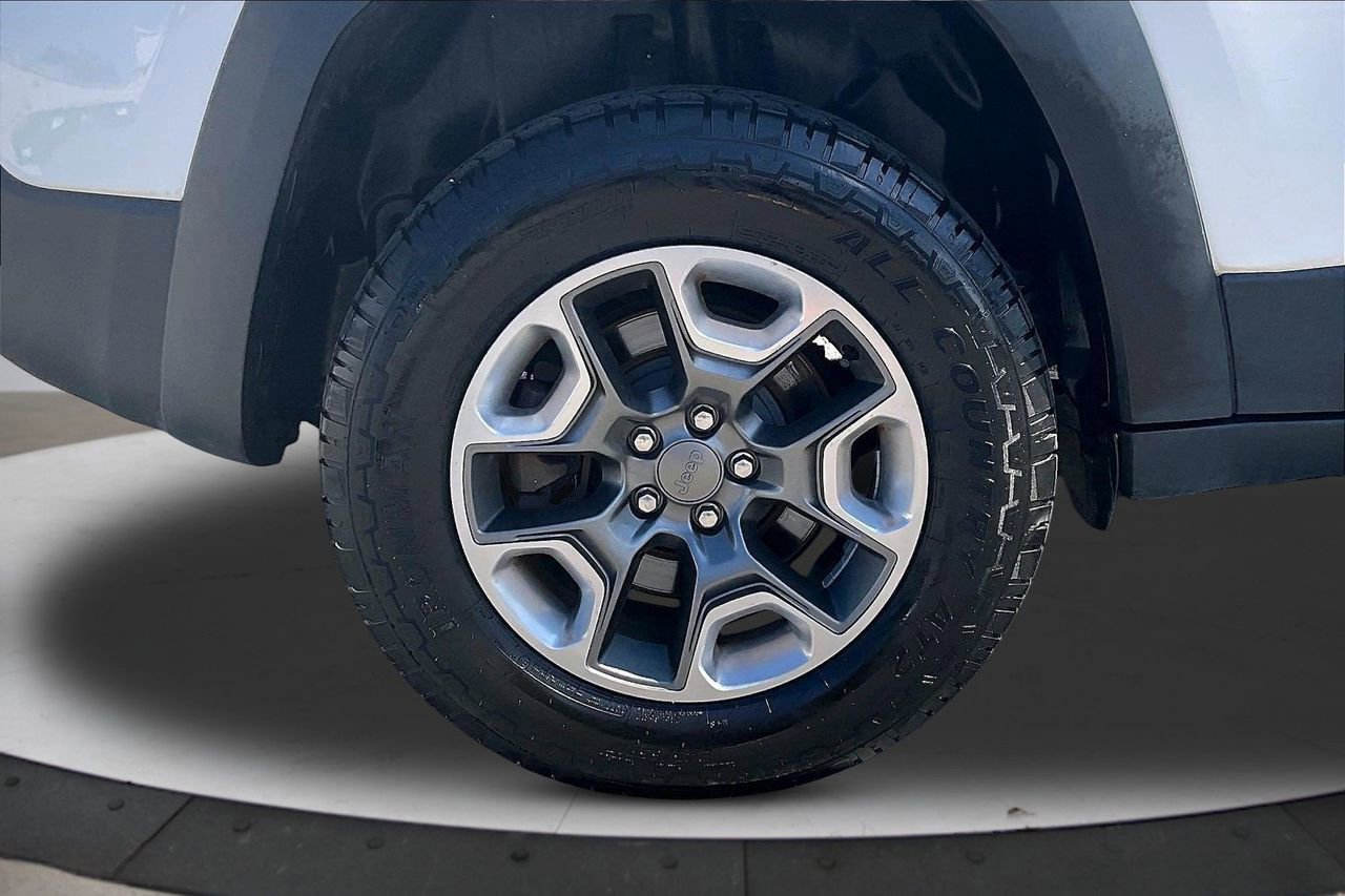 Used 2019 Jeep Cherokee Trailhawk w/ Comfort/Convenience Group image 36