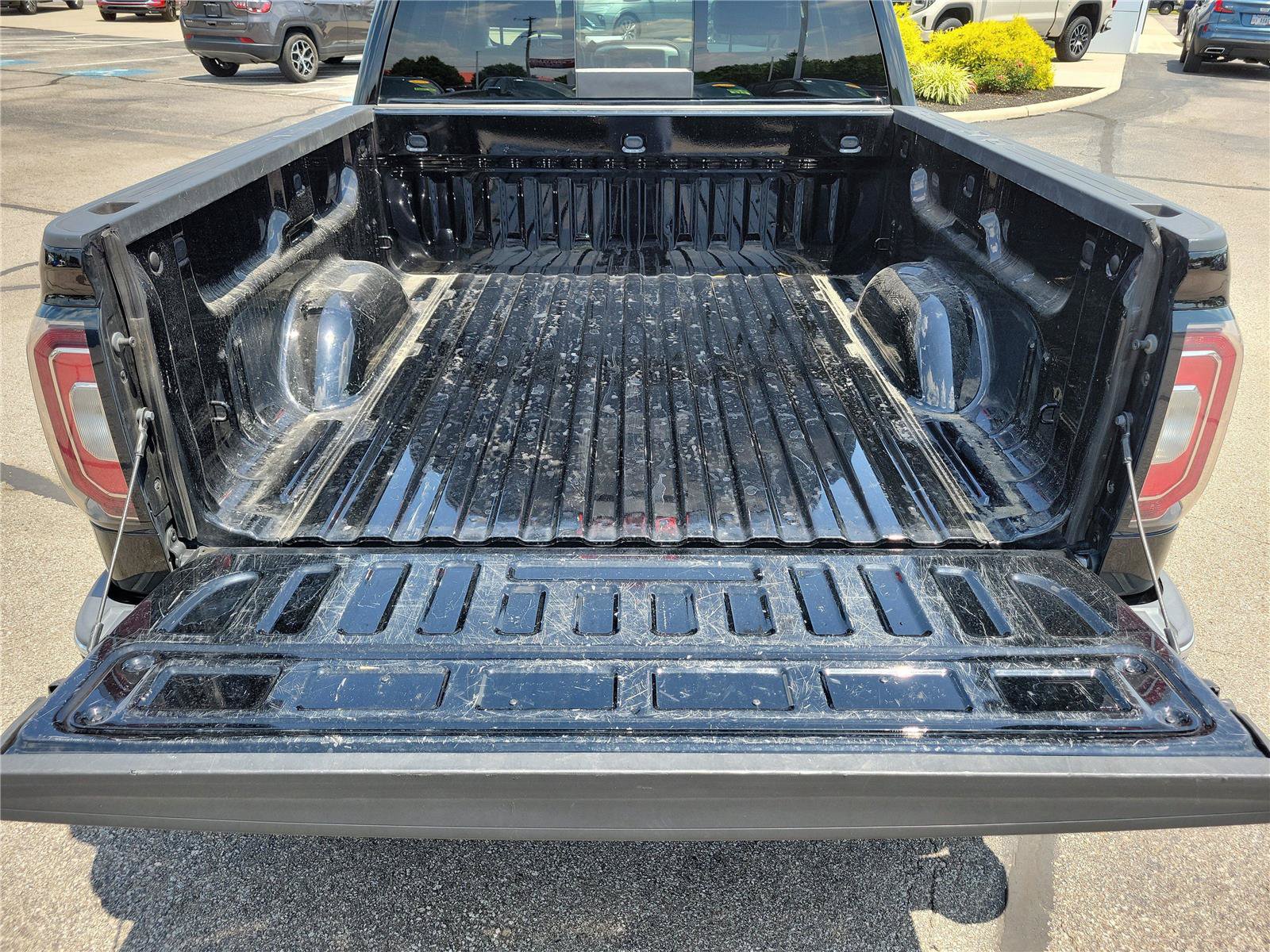 Used 2018 GMC Sierra 1500 SLT w/ SLT Premium Package AWD/4WD image 9