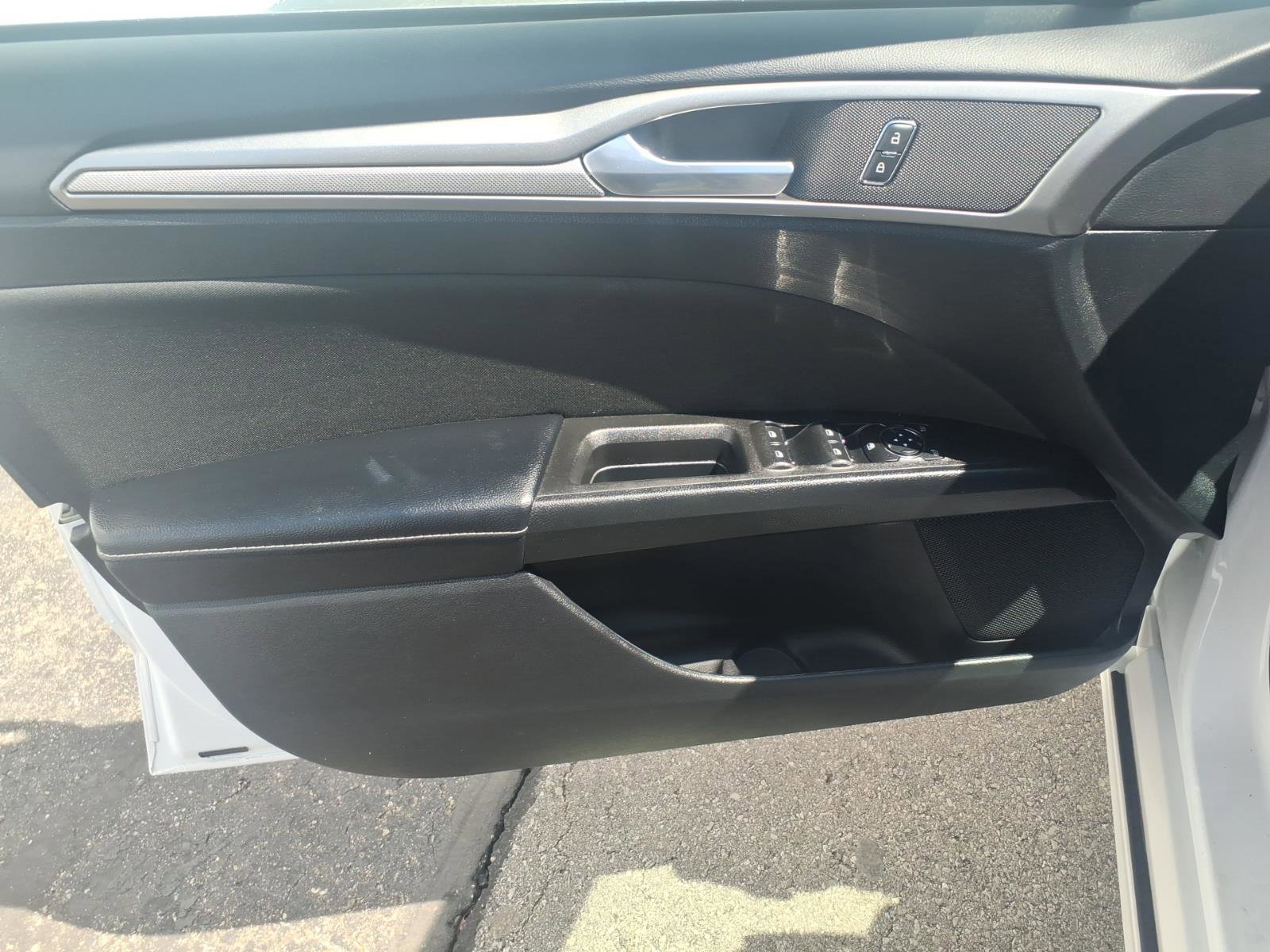 Used 2018 Ford Fusion SE w/ Fusion SE Technology Package image 11