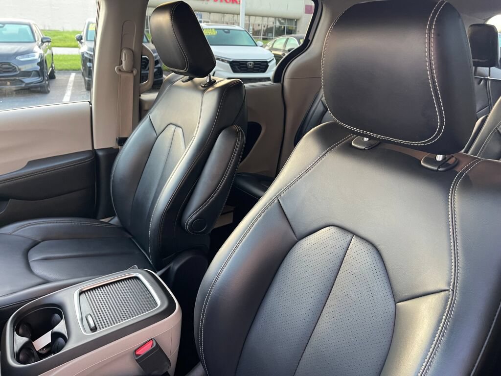 Used 2023 Chrysler Pacifica Touring-L FWD image 6