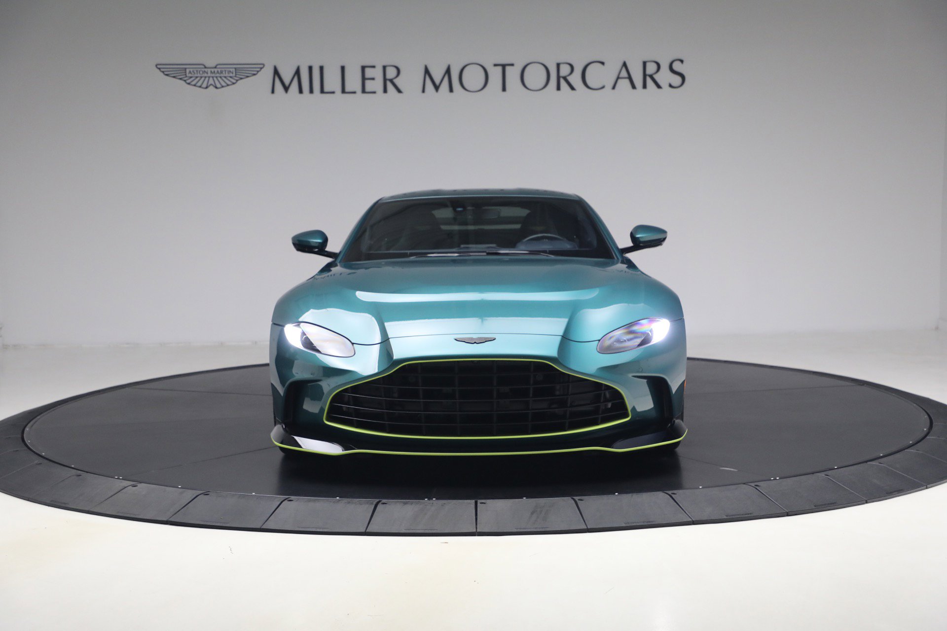Used 2023 Aston Martin V12 Vantage RWD image 12
