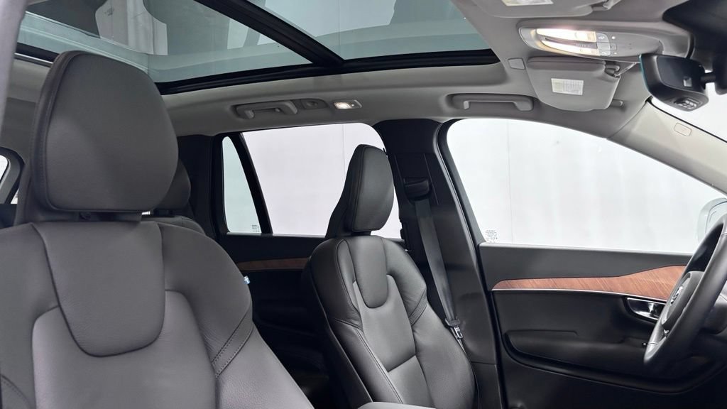 Certified 2025 Volvo XC90 T8 Plus w/ Protection Package Premier AWD/4WD image 19