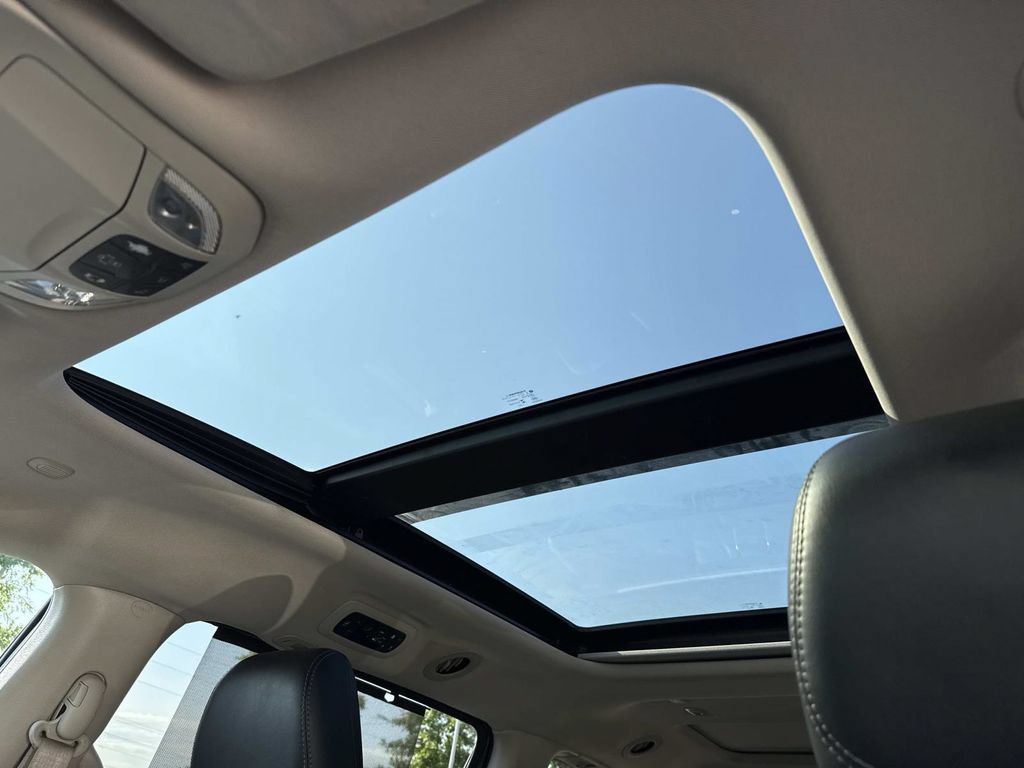 Used 2017 Chrysler Pacifica Limited FWD image 19