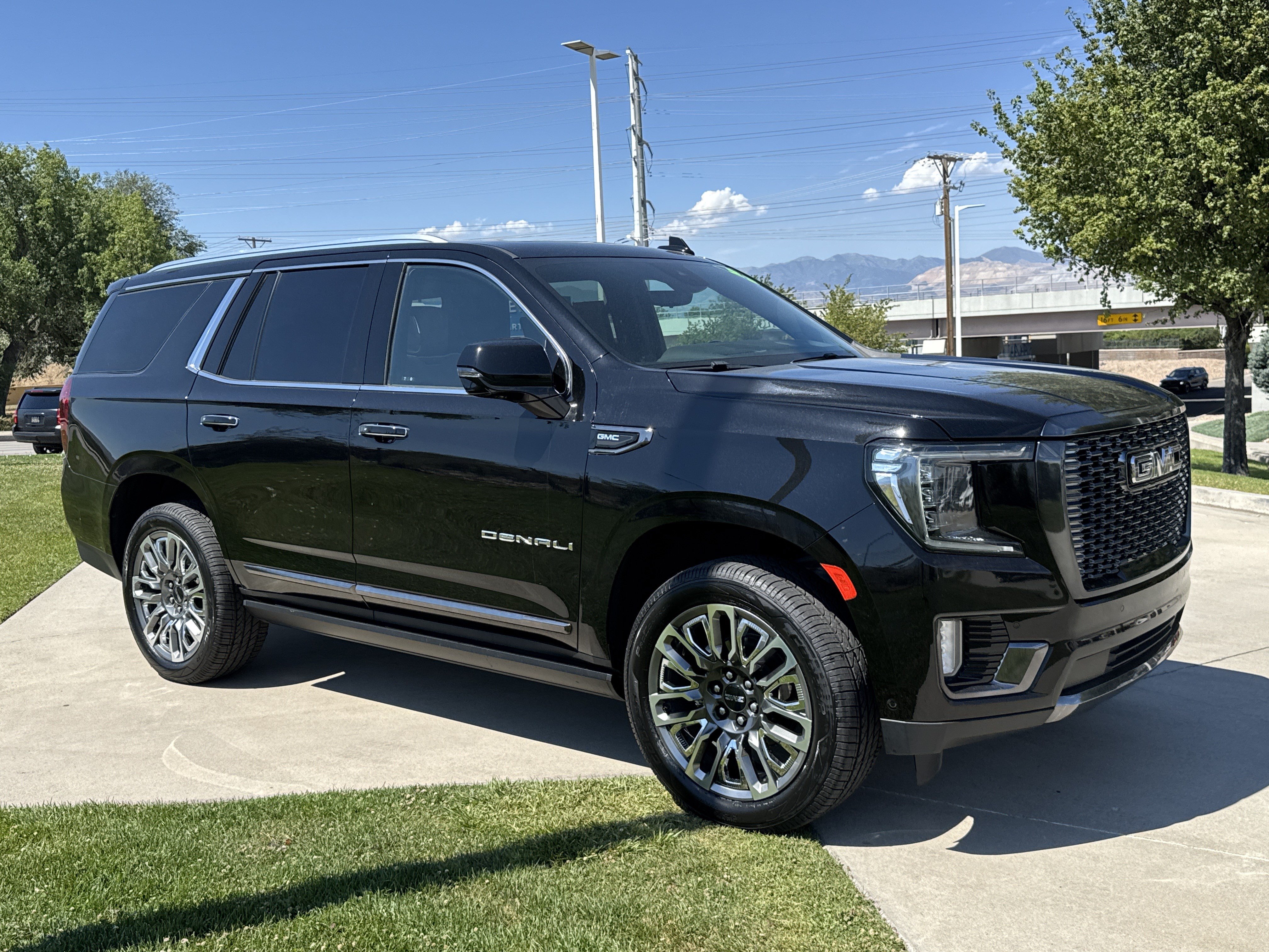Used 2023 GMC Yukon Denali Ultimate AWD/4WD image 7