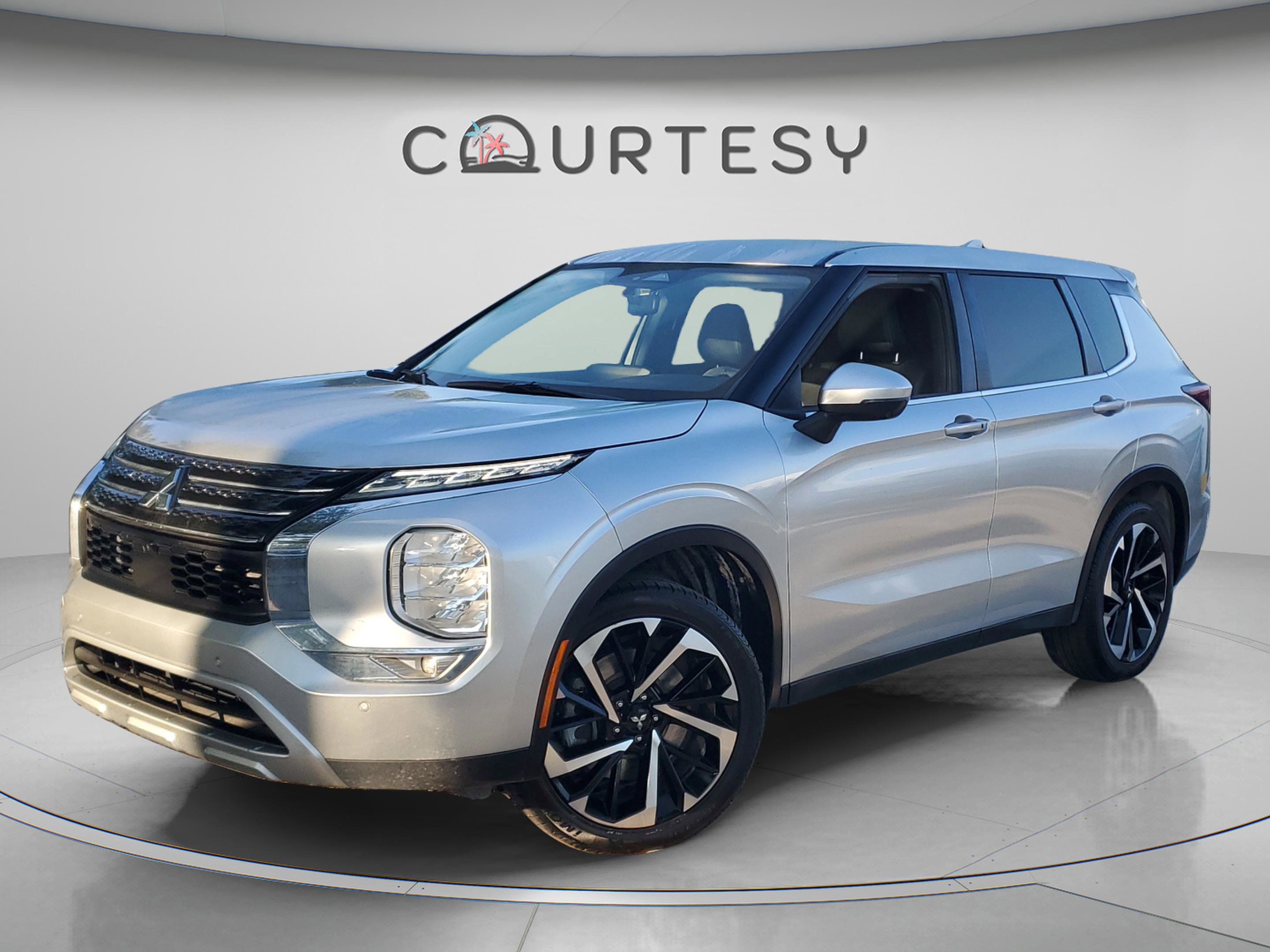 Used 2022 Mitsubishi Outlander SE image 1