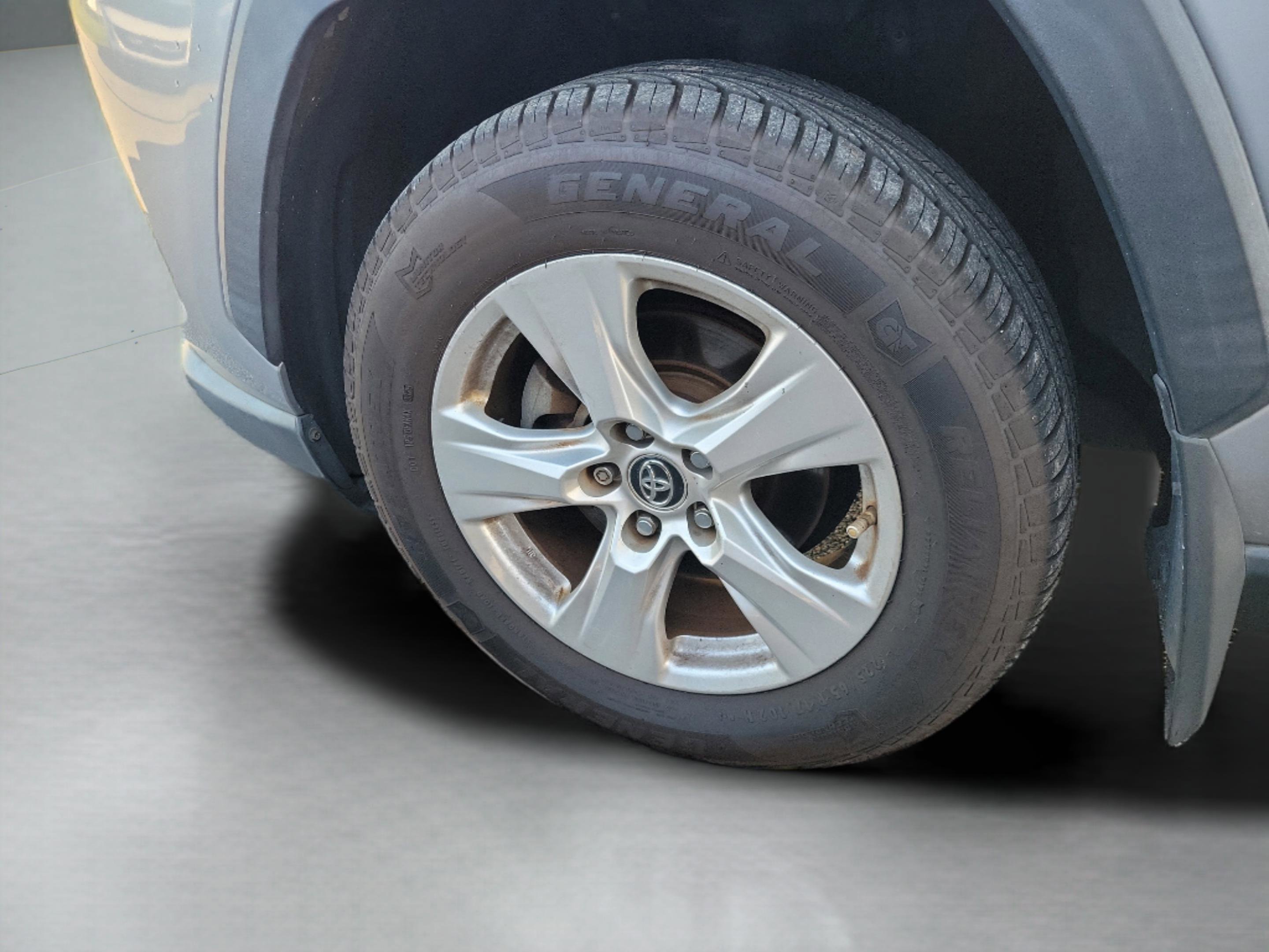 Used 2019 Toyota RAV4 XLE w/ Convenience Package FWD image 30