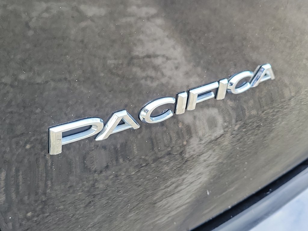Used 2024 Chrysler Pacifica Touring-L FWD image 10