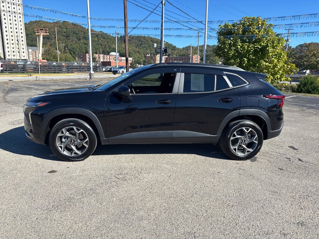 Used 2025 Chevrolet Trax LT w/ Driver Confidence Package FWD image 2