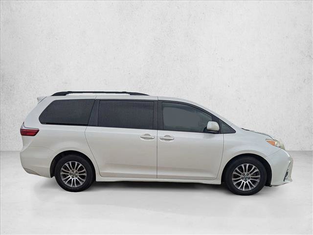 Used 2019 Toyota Sienna XLE w/ XLE Navigation Package FWD image 4