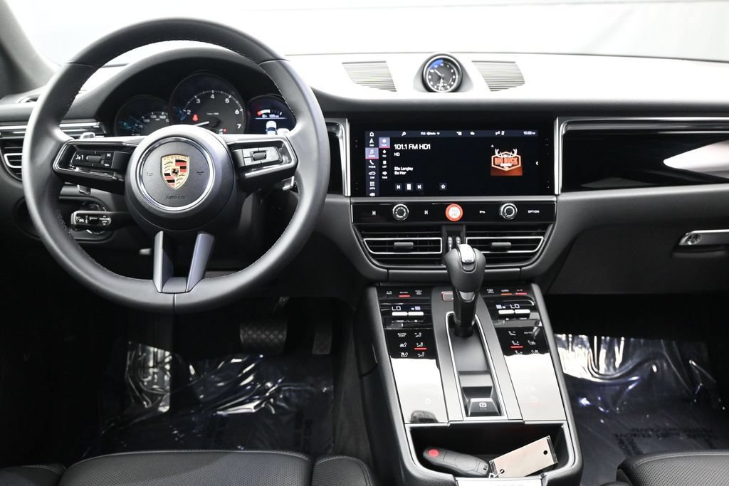 Used 2025 Porsche Macan AWD/4WD image 8