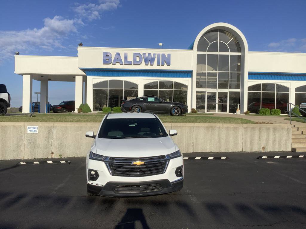 Used 2023 Chevrolet Traverse LT image 2