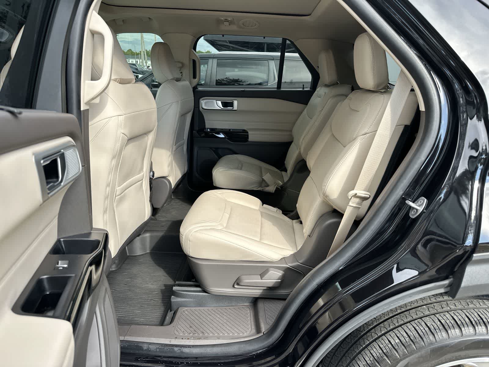 Used 2023 Ford Explorer Platinum w/ Technology Package AWD/4WD image 4