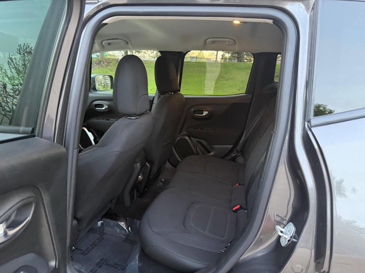 Used 2021 Jeep Renegade Latitude FWD image 8