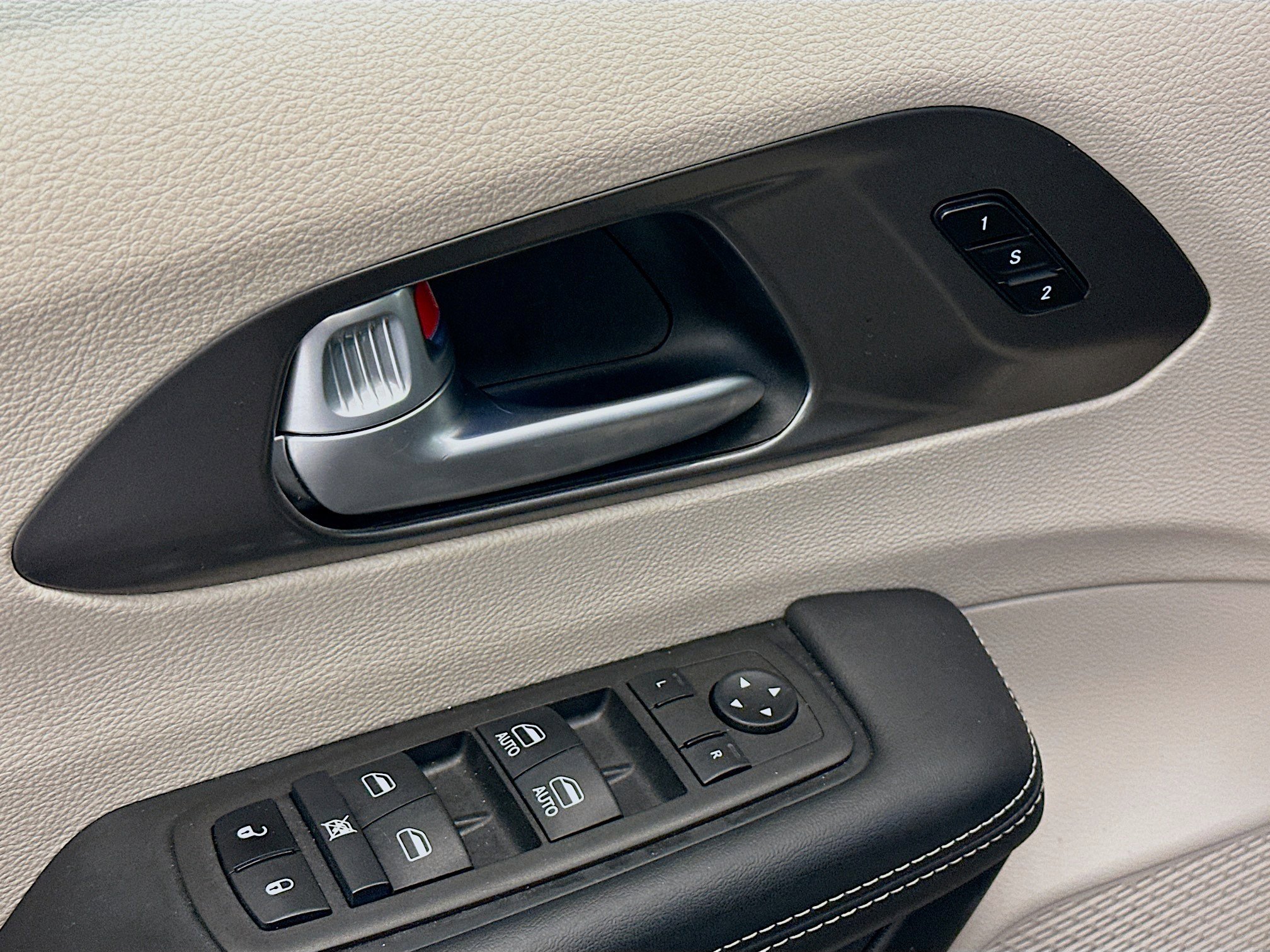 Used 2024 Chrysler Pacifica Touring-L image 15