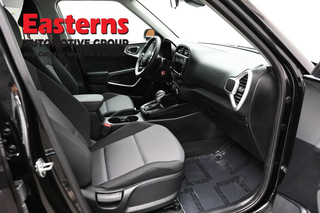 Used 2025 Kia Soul LX w/ LX Technology Package FWD image 23