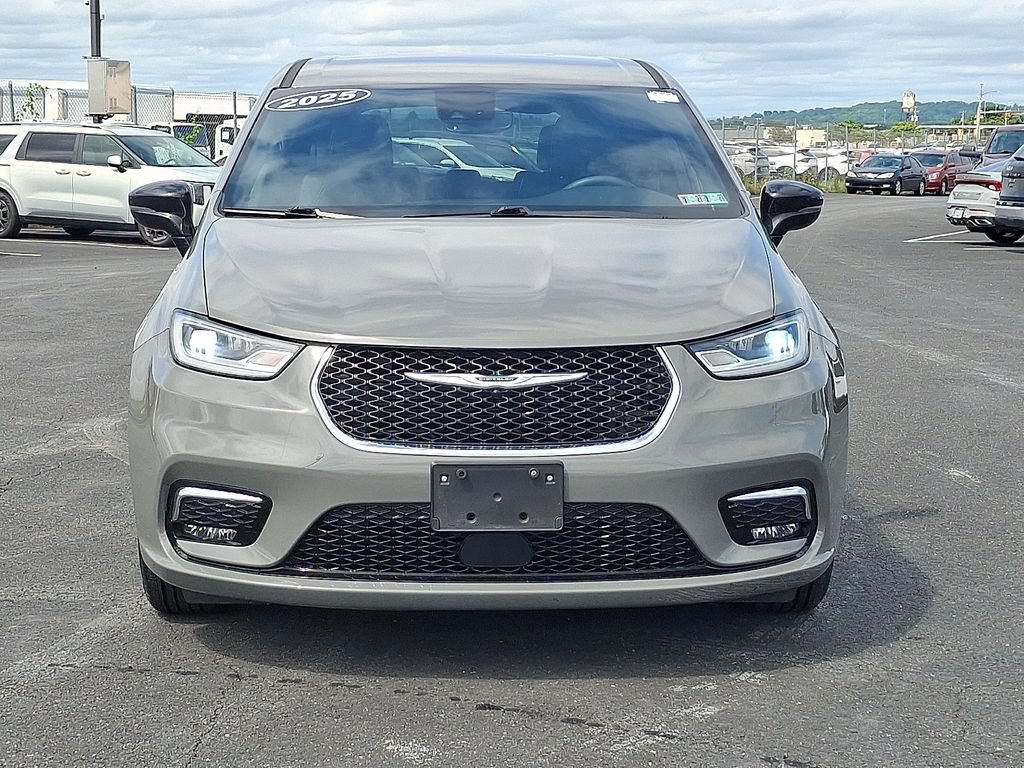 Used 2025 Chrysler Pacifica Select FWD video 2