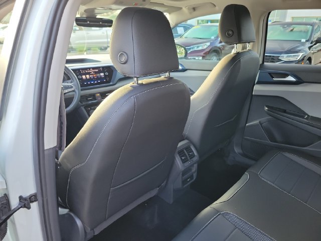 Certified 2024 Volkswagen Taos SE FWD image 9