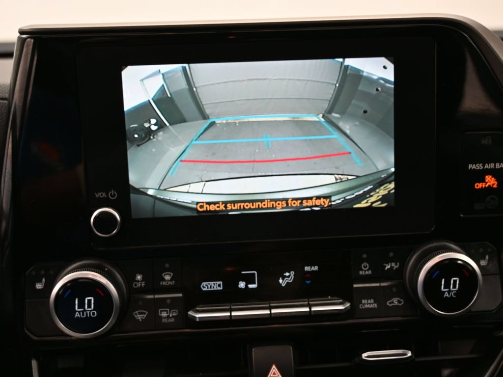 Used 2023 Toyota Highlander XLE AWD/4WD image 24