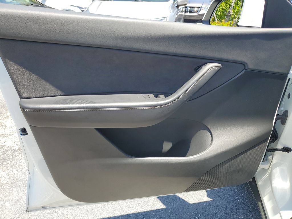 Used 2022 Tesla Model Y Long Range AWD/4WD image 17