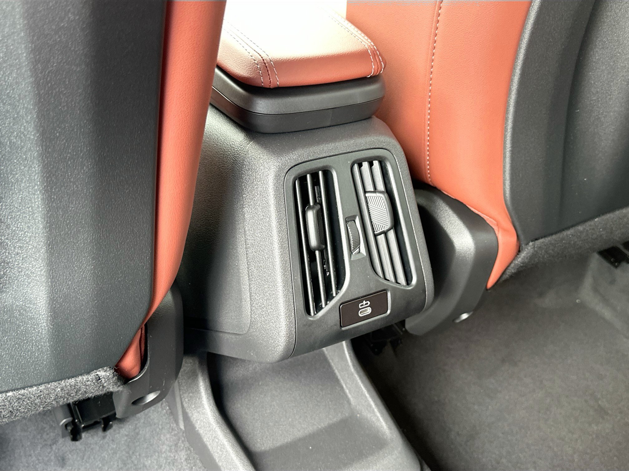 New 2026 BMW X2 xDrive28i AWD/4WD image 18