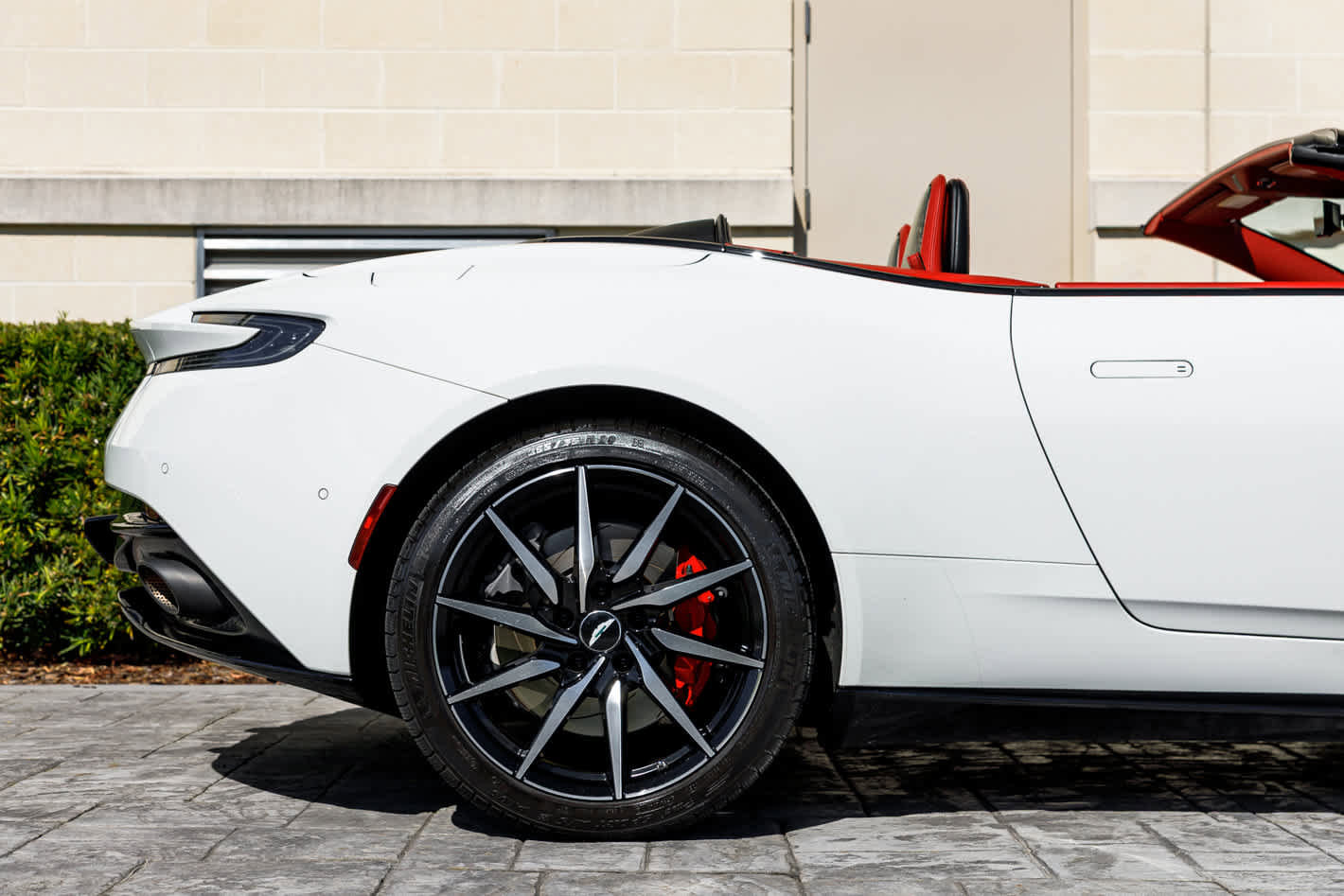 Used 2019 Aston Martin DB11 Volante image 21