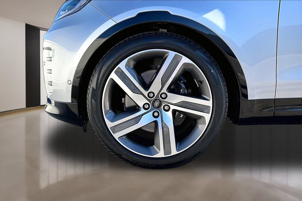 Certified 2023 Land Rover Discovery Metropolitan Edition AWD/4WD image 32