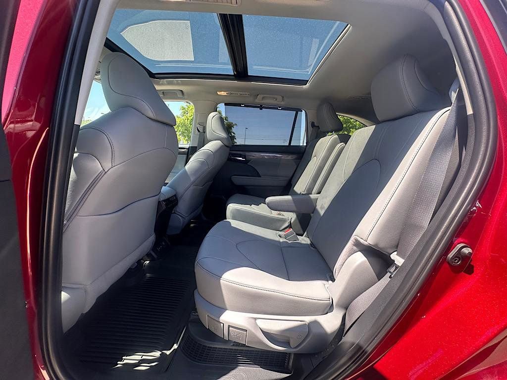 New 2026 Toyota Highlander Platinum AWD/4WD image 9